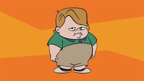 Fotografie emblematică a lui Louie Anderson pe scenă, zâmbind larg.