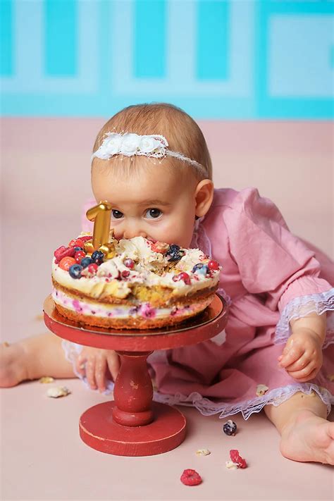 bebeluș fericit în timpul unei ședințe foto smash the cake