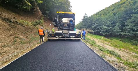 Infrastructură rutieră modernă cu îmbrăcăminte asfaltică și marcaje clare