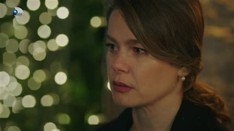 ilustrație cu o femeie tristă privind pe fereastră, cu copiii în fundal