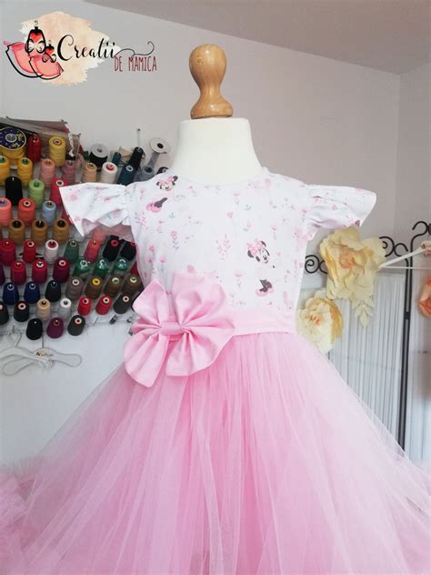 Ilustrație cu diverse modele de rochițe pentru bebeluși, cu imprimeuri și stiluri variate.