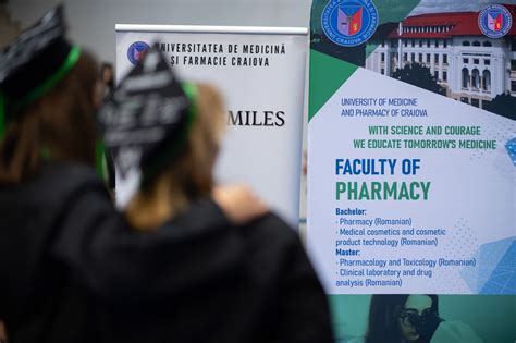 Ilustrație cu un bebeluș zâmbitor, simbolizând inocența și noi începuturi.