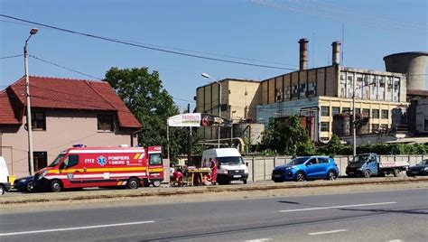 O femeie plimbând o păpușă reborn într-un cărucior de lux într-un mall