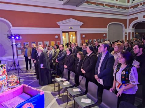 O sală plină de oameni la un târg de păpuși, expunând diverse modele