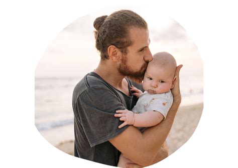 o imagine cu un nou-născut și părinții săi, simbolizând concediul paternal