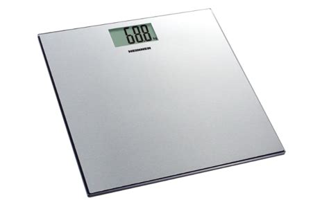 Mamă cântărind bebelușul pe un cântar electronic