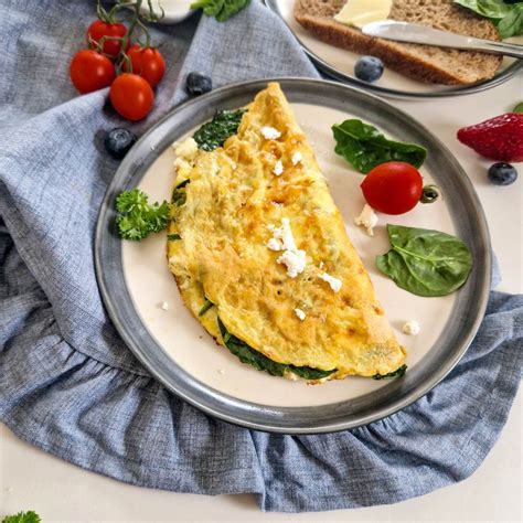 Ilustrație cu ingredientele pentru omleta cu spanac și brânză feta