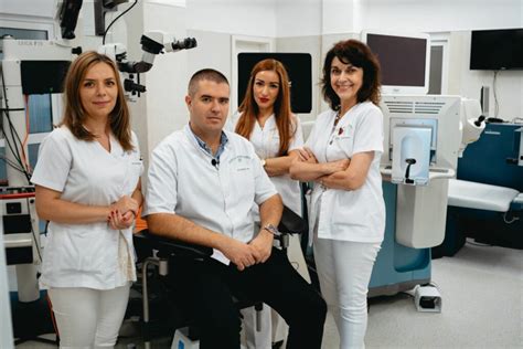 Fotografie cu echipa medicală a Clinicii Materna Craiova, zâmbitoare și profesioniste
