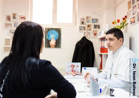 Ilustrație a unei femei discutând cu medicul ginecolog într-un cabinet medical