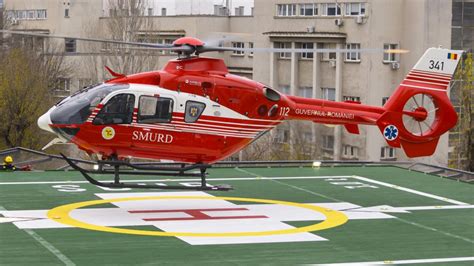 Fotografie cu un copil și părintele său, ambii având gropițe în obraji