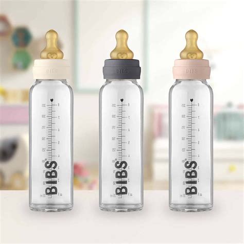 imagini cu diferite tipuri de biberoane anticolici și suzete