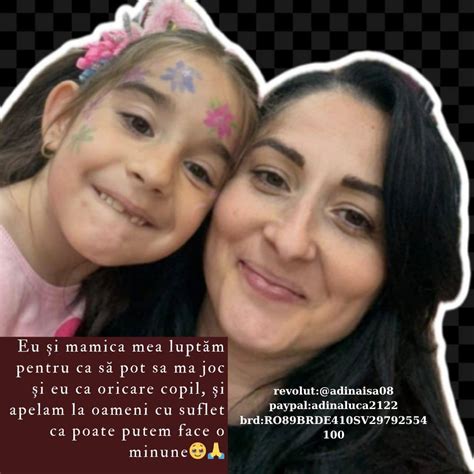 Ilustrație cu un bebeluș care folosește o bavețică în timpul mesei