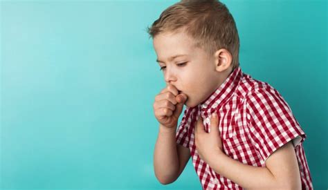 Imagine reprezentând un copil care tușește, sugerând simptome de pneumonie.