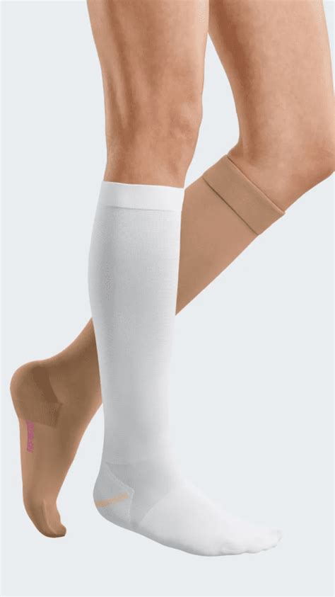 ilustratie cu o persoana care imbraca corect un ciorap compresiv