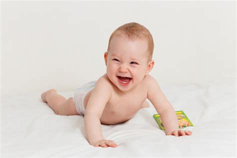 ilustrație comparativă între scutecele clasice și cele tip chilotel