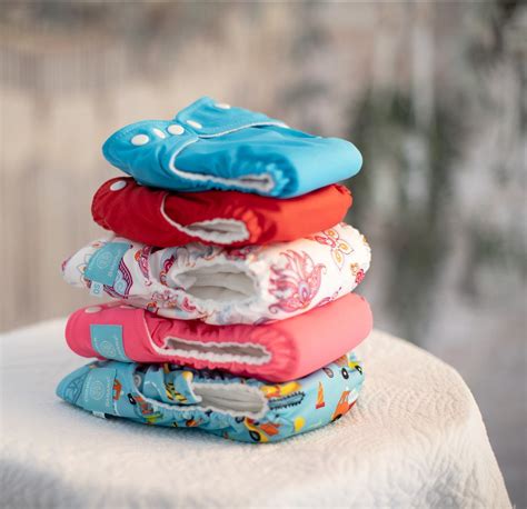 ilustrație cu diverse tipuri de scutece și produse pentru igiena bebelușului