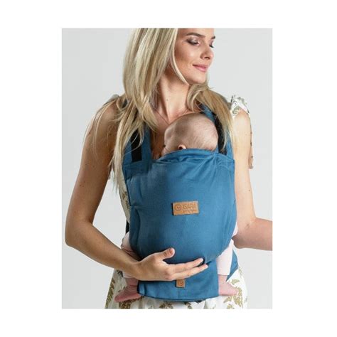 Ilustrație cu un bebeluș de 3 luni purtat într-un marsupiu ergonomic, cu picioarele în poziția 