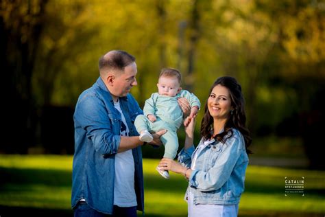 familie fericita in parc la o sedinta foto