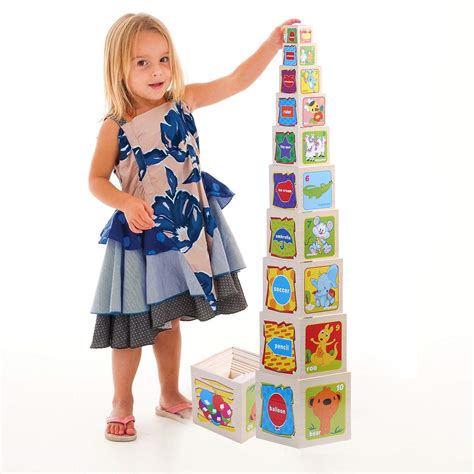 ilustrație cu un copil mic construind un turn din cuburi