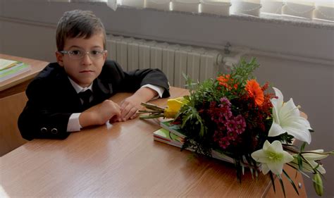 copii școlari învățând împreună