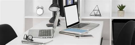 Portret al unui antreprenor modern, concentrat și determinat, într-un birou luminos.