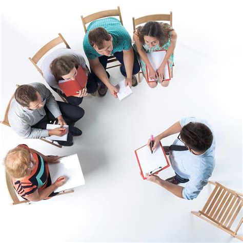 Ilustrație cu diverse tipuri de servicii sociale: consiliere, îngrijire la domiciliu, centre de zi.