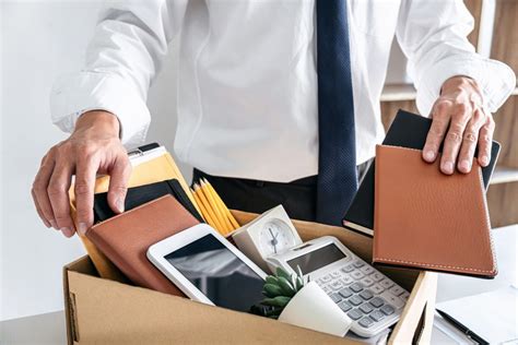 Ilustrație: Angajat și angajator discutând despre perioada de probă