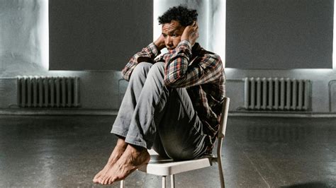 Ilustrație cu o persoană care citește atent un document la birou