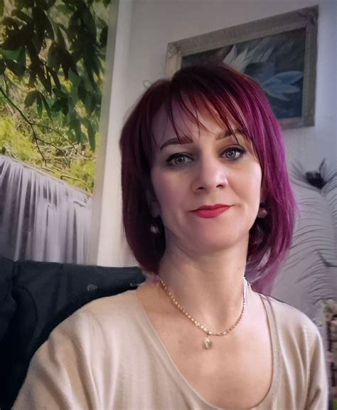 Copil sarbatorind implinirea varstei de un an cu o prajitura in fata (Smash the Cake).