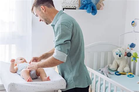 Ilustrație cu etapele schimbării scutecului la bebeluși