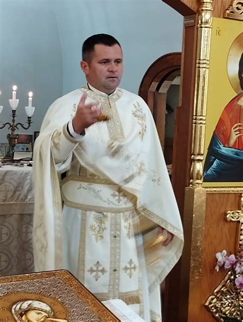 Femeie primind ulei sfânt de la un preot