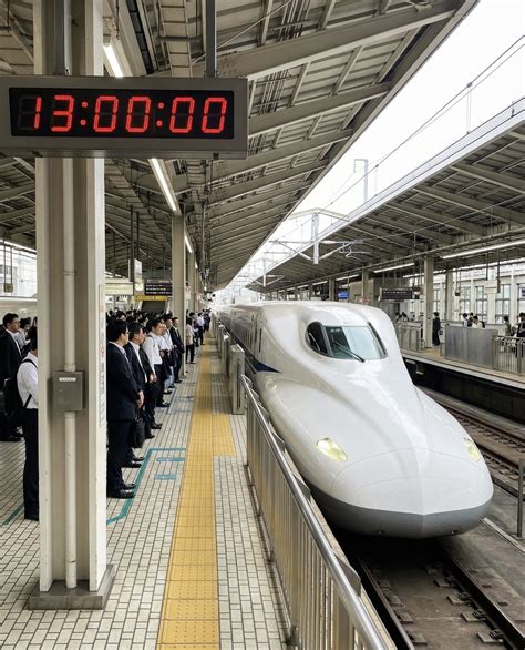 Infografic cu fluxul preluării sarcinilor de la un angajat plecat, incluzând pașii legali și administrative.