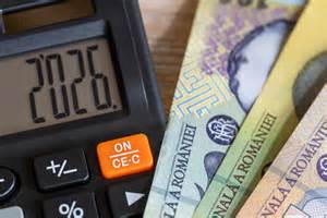 Ilustrație cu un manager care discută cu un angajat despre o nouă sarcină, subliniind importanța clarificării atribuțiilor.