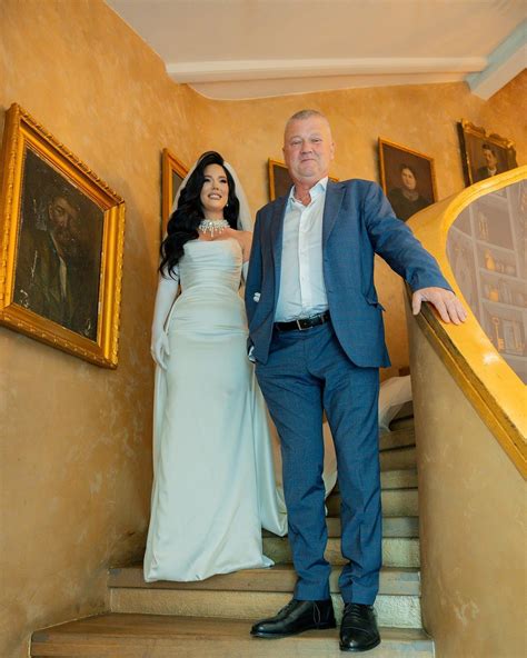 Raluca Munte cu burtica de gravidă într-o rochie vaporoasă