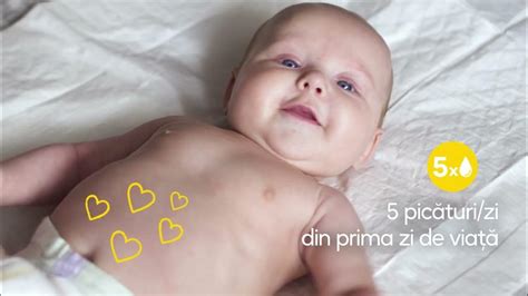 mămică alăptând, bebeluș fericit