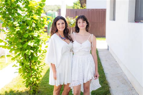 Ilustrație cu o mamă și fiica adolescentă discutând, subliniind importanța sprijinului familial în sănătatea reproductivă.