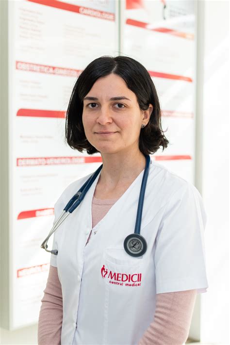 Fotografie cu echipa medicala Gyn Med zâmbind, în fața clinicii