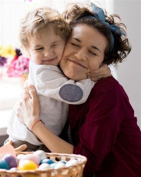 ilustrație a legăturii emoționale dintre mamă și nou-născut