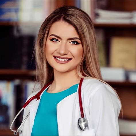 portretul medicului Elena Leu, zâmbind cald