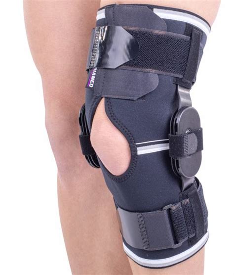 Imagine cu un copil purtând o orteză de genunchi, cu medicul specialist lângă el