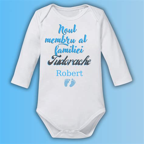 Ilustrație cu un body de bebeluș personalizat cu un nume și elemente grafice vesele.