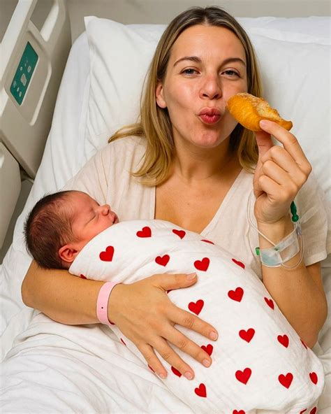 mamă care privește copilul în incubator