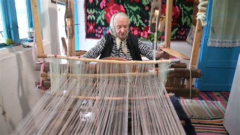 Femeie țesând la un război tradițional