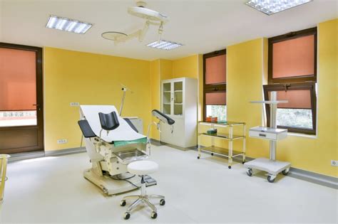 Fotografie a unui cabinet medical modern de ginecologie, cu accent pe echipamente medicale.