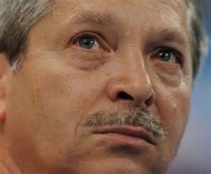 Părinți exersând mișcări de stretching blânde pe gâtul bebelușului, sub îndrumarea unui fizioterapeut