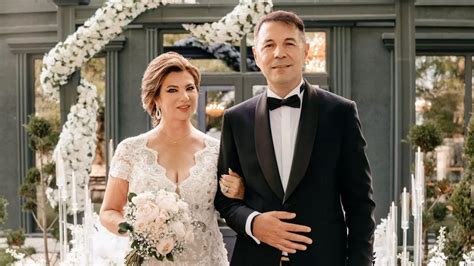 Fotografie de la nunta Mihaelei Călin, cu invitați și nașii.