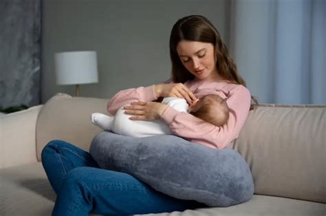 ilustrație cu poziții confortabile de alăptare după cezariană