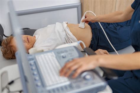 Diagramă comparativă a ecografiei abdominale și transvaginale.