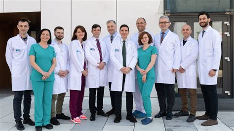 Fotografie de grup cu echipa medicală a clinicii.
