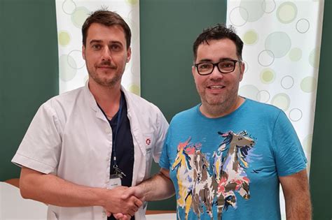 Fotografie a medicului Răzvan Popescu, zâmbind, într-un cadru profesional